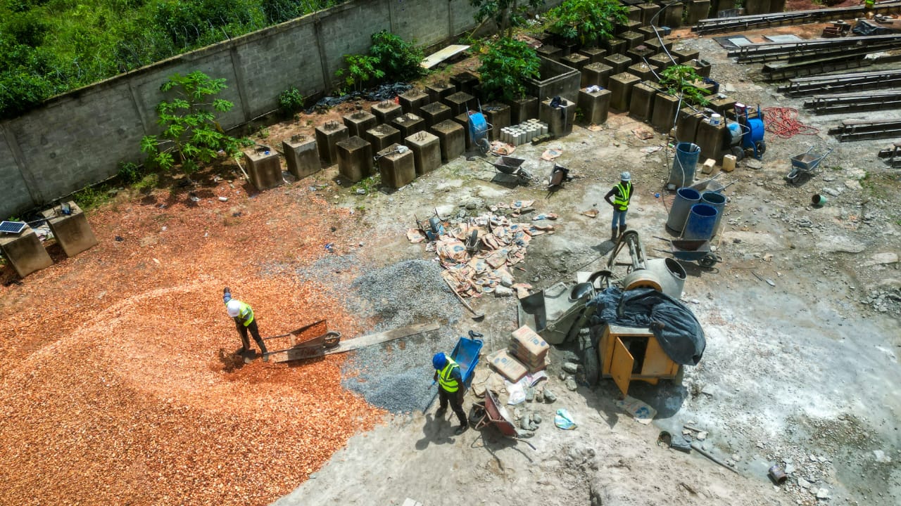 Équipe préparant le béton sur l’aire de fabrication
