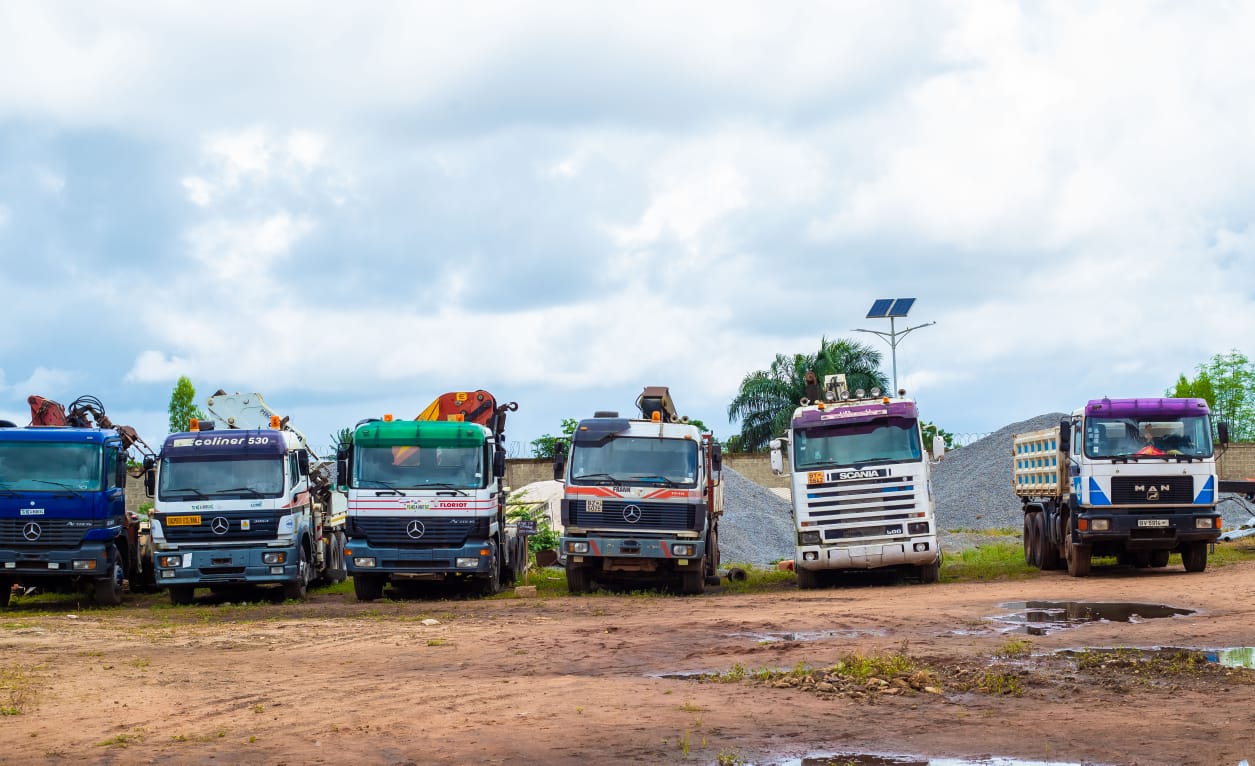 Flotte de camions-grues et de camions-bennes sur notre base