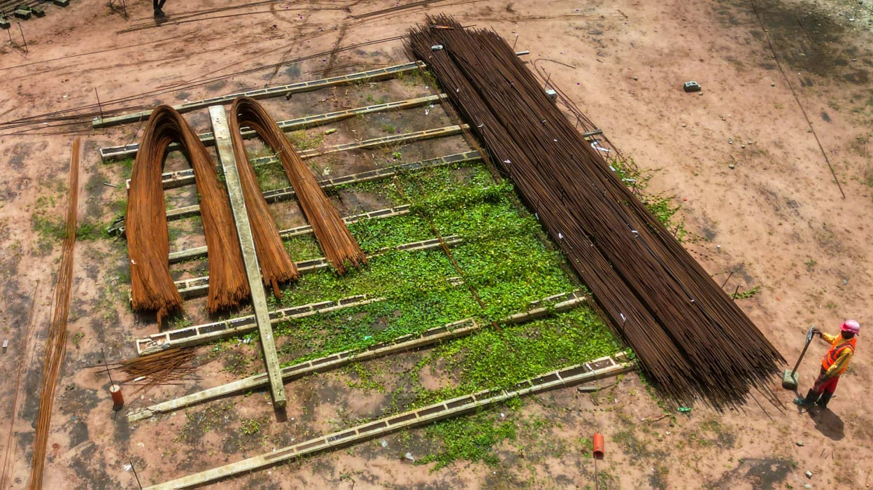 Barres d’acier pour le ferraillage, vues de drone